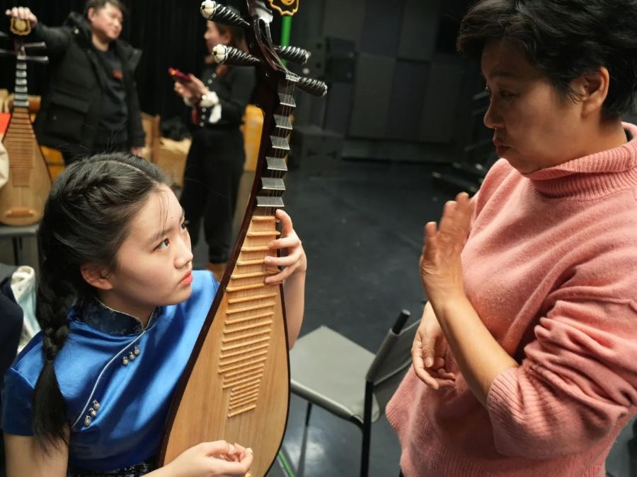 社团活动|评弹流芳承经典,曲韵悠扬过新年 - 商贸旅游学校 - 中职易班
